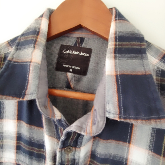 Calvin Klein Jeans Flanel Plaid Curved Hem Shirt. - Picture 2 of 11